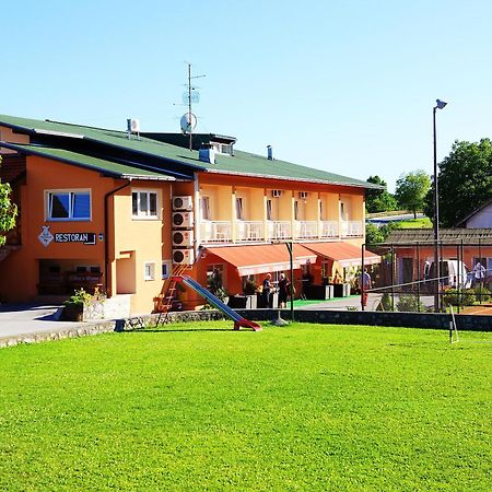 Bed And Breakfast Restaurant Dp Donji Zvecaj Exterior photo