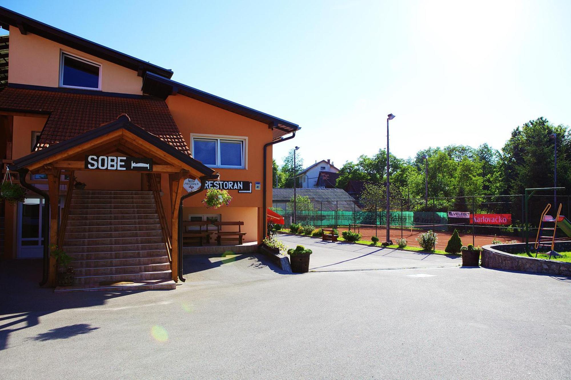 Bed And Breakfast Restaurant Dp Donji Zvecaj Exterior photo