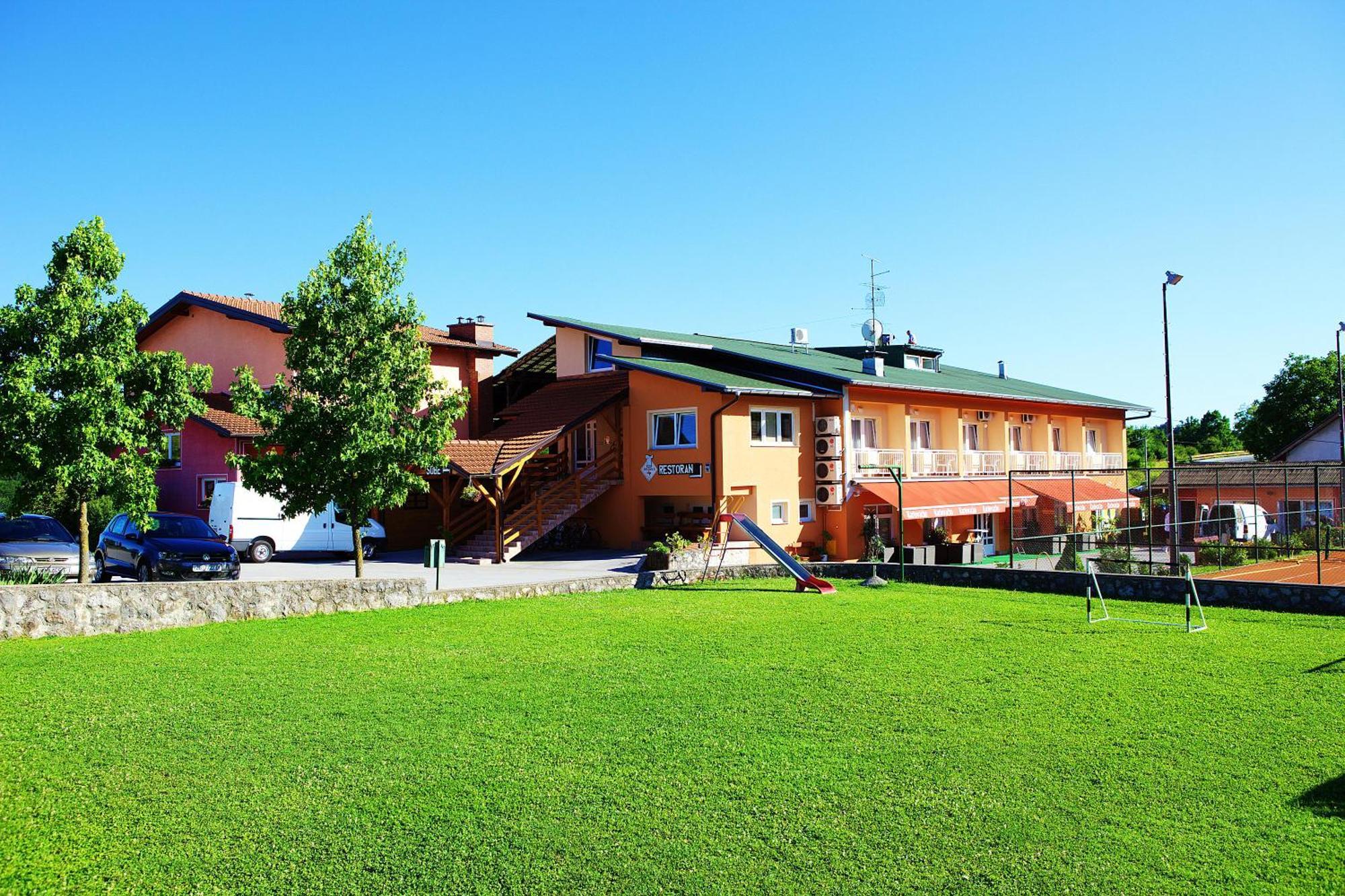 Bed And Breakfast Restaurant Dp Donji Zvecaj Exterior photo