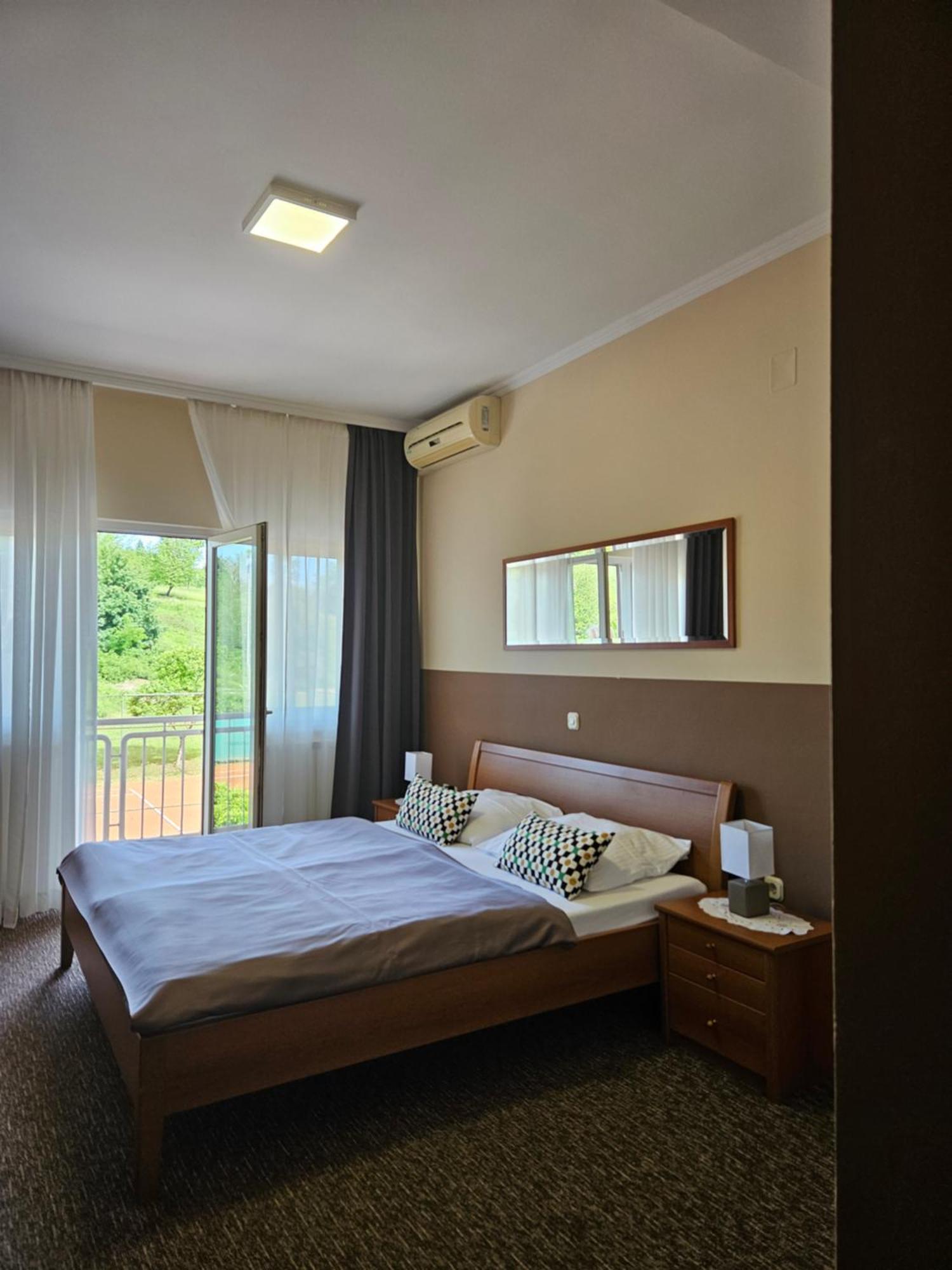 Bed And Breakfast Restaurant Dp Donji Zvecaj Exterior photo