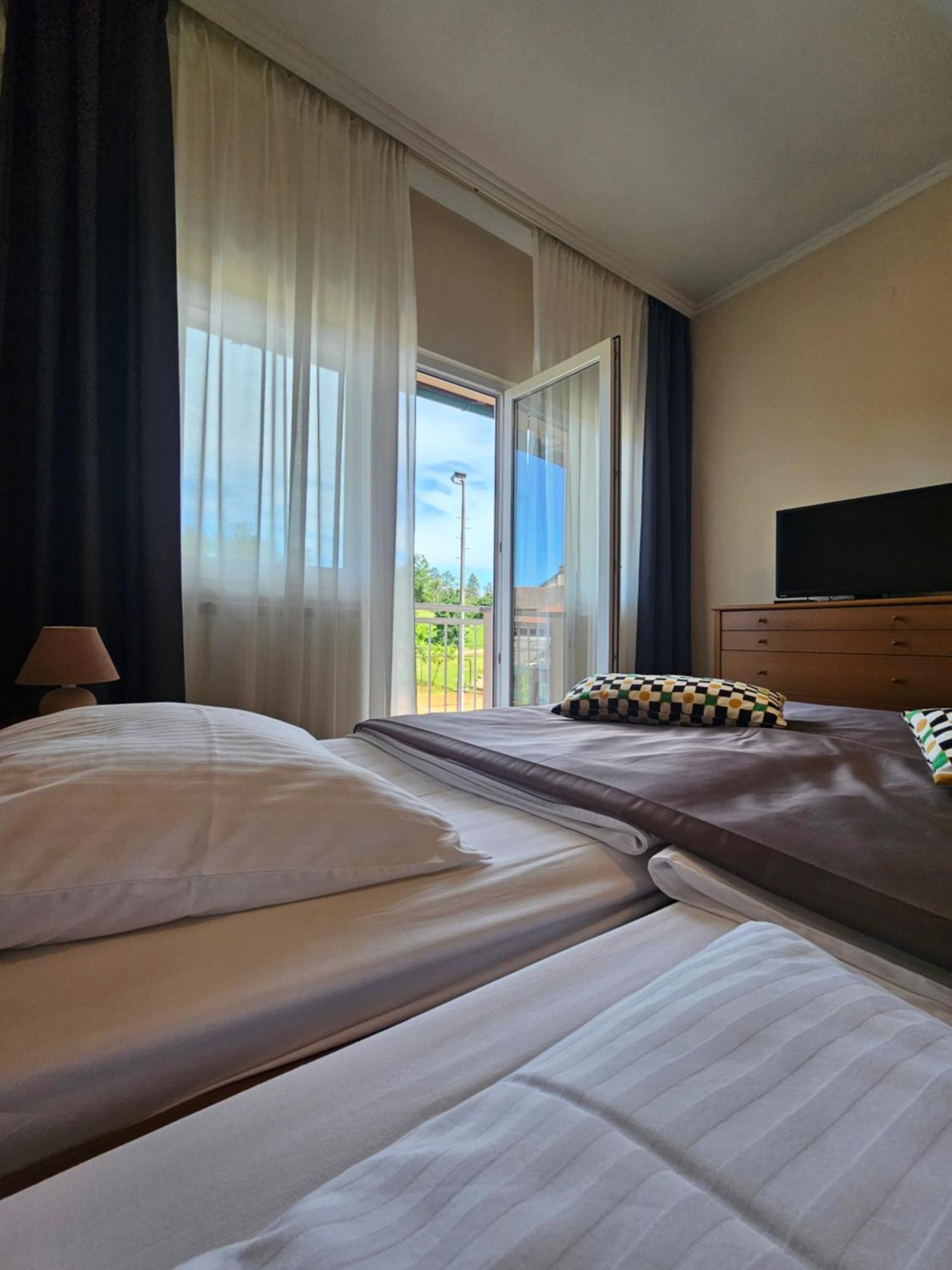 Bed And Breakfast Restaurant Dp Donji Zvecaj Exterior photo